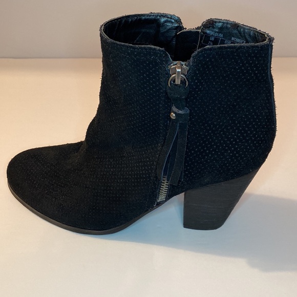 Guess Black Leather Ankle Bootie. Size 7 1/2 & 3.25” stacked heel. - Picture 5 of 9